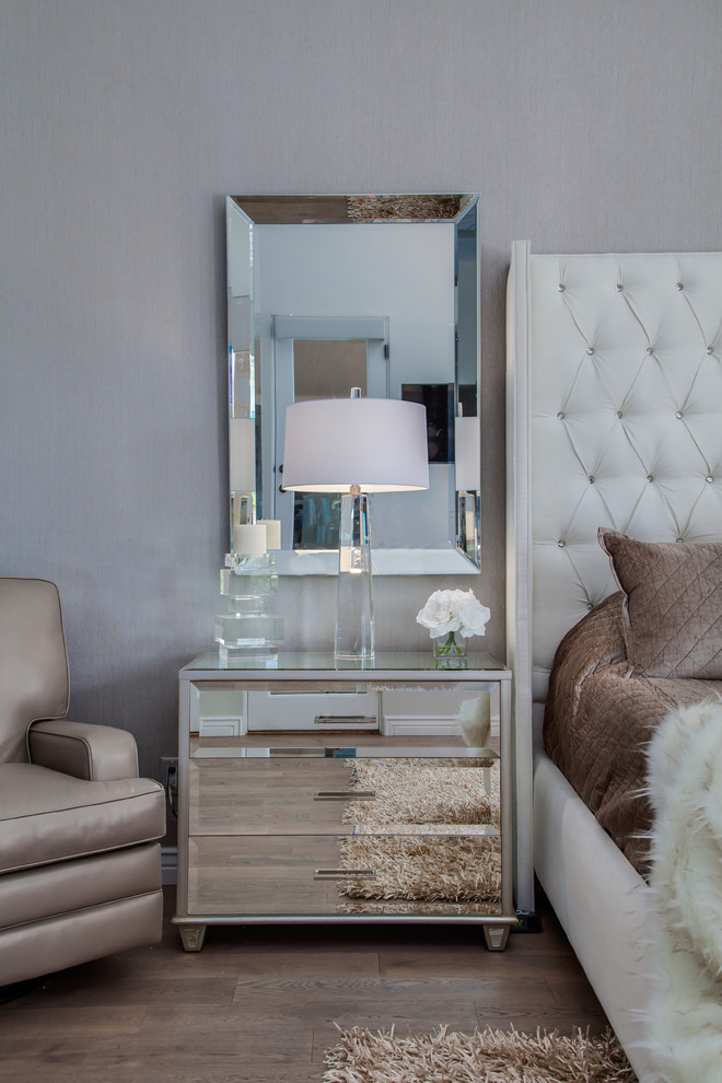 Foto de habitación de invitados clásica renovada de tamaño medio con paredes beige, suelo de madera en tonos medios y suelo beige