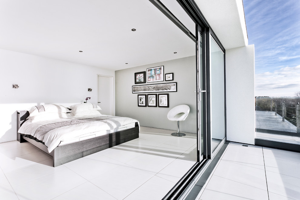 Imagen de dormitorio gris y blanco actual con paredes grises y suelo blanco