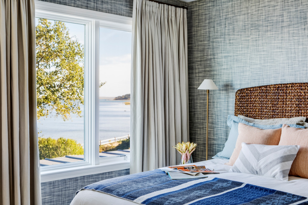 ボストンにある中くらいなビーチスタイルのおしゃれな客用寝室 (青い壁、カーペット敷き、暖炉なし、ベージュの床) のインテリア