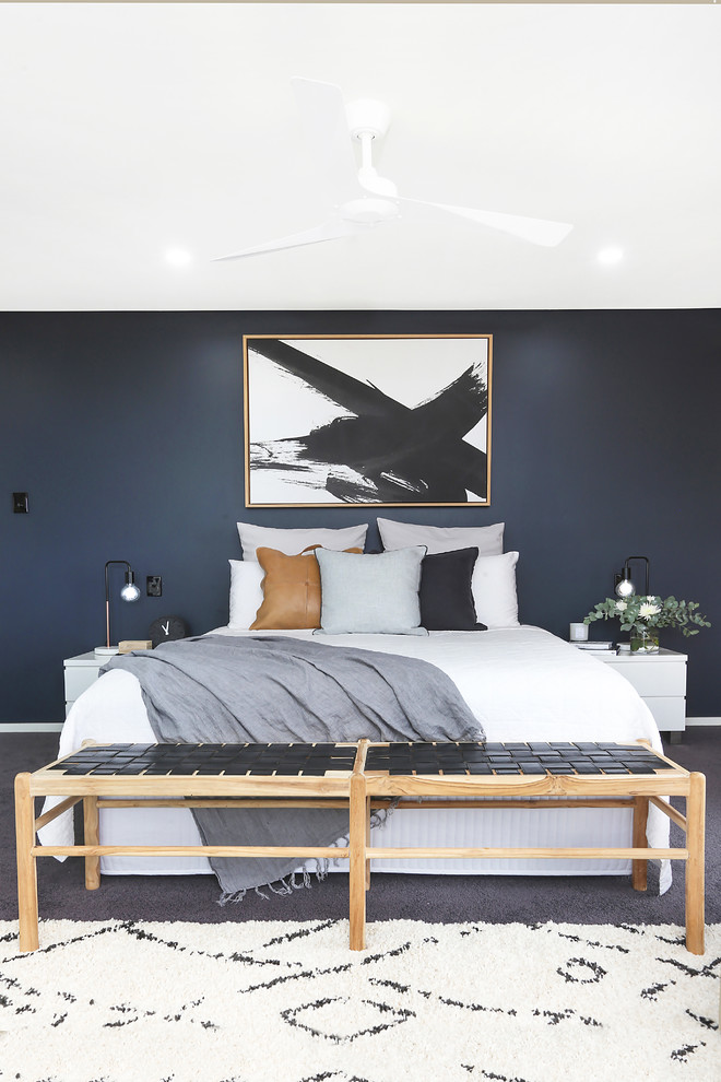 На фото: хозяйская спальня в современном стиле с черными стенами, ковровым покрытием и серым полом