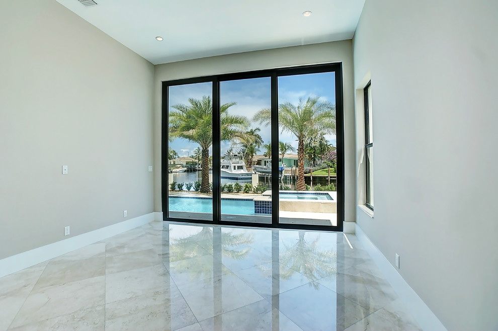 Kleines Mediterranes Gästezimmer ohne Kamin mit beiger Wandfarbe, Marmorboden und beigem Boden in Miami