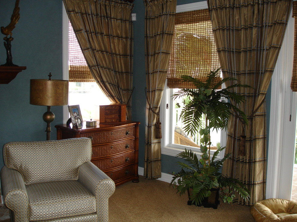 マイアミにある広いトロピカルスタイルのおしゃれな主寝室 (茶色い壁、カーペット敷き)