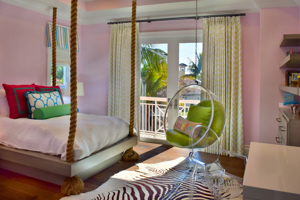 Ispirazione per una camera da letto minimalista con pareti rosa e pavimento in legno massello medio