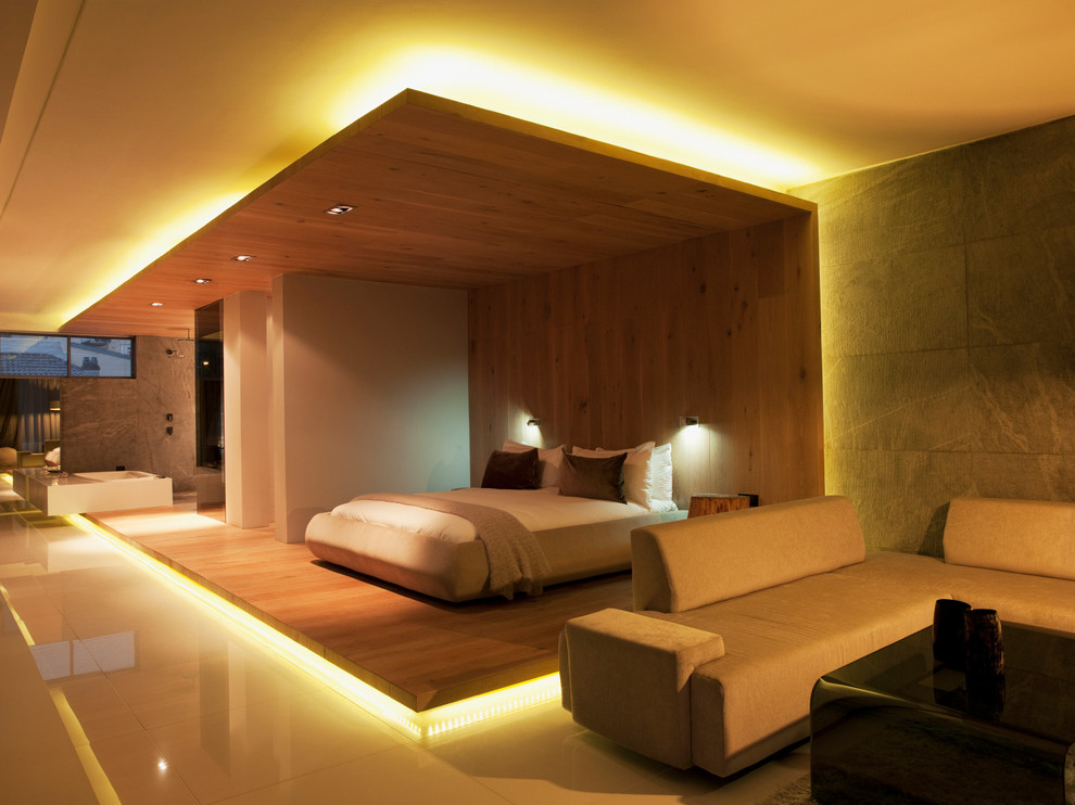 Foto de dormitorio principal minimalista extra grande sin chimenea con paredes beige, suelo de mármol y suelo multicolor