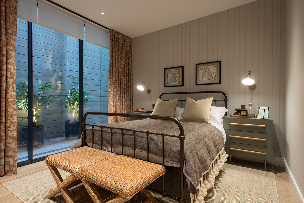 ロンドンにある中くらいなトランジショナルスタイルのおしゃれな客用寝室 (グレーの壁、淡色無垢フローリング、ベージュの床)