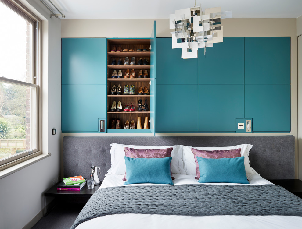 ロンドンにあるコンテンポラリースタイルのおしゃれな主寝室 (カーペット敷き) のレイアウト