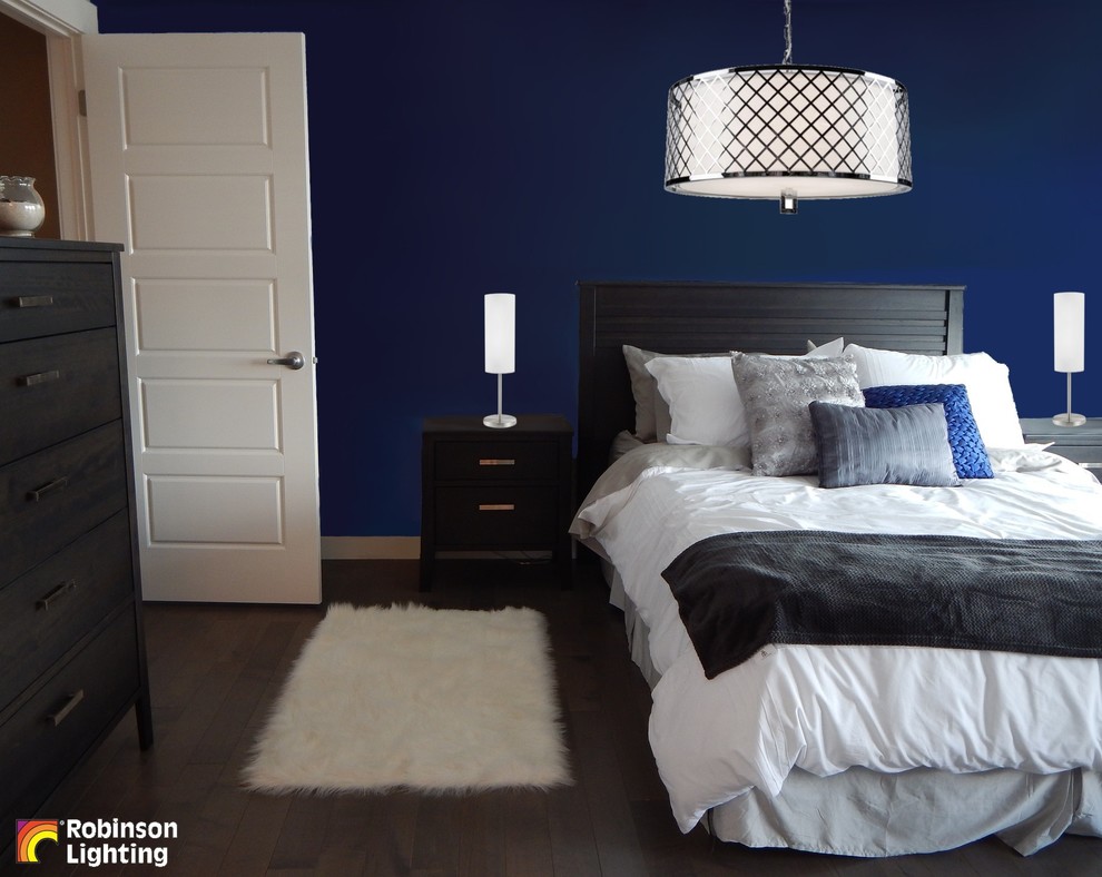 Ispirazione per una camera degli ospiti design con pareti blu e parquet scuro