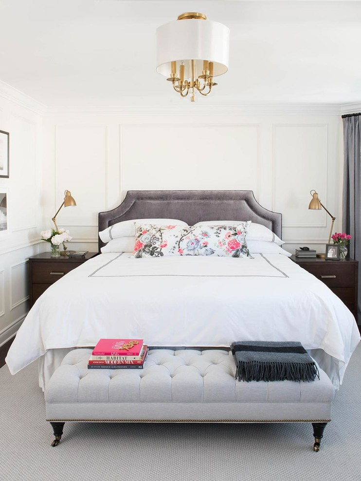 Mittelgroßes Shabby-Chic Hauptschlafzimmer mit weißer Wandfarbe und dunklem Holzboden in Charlotte