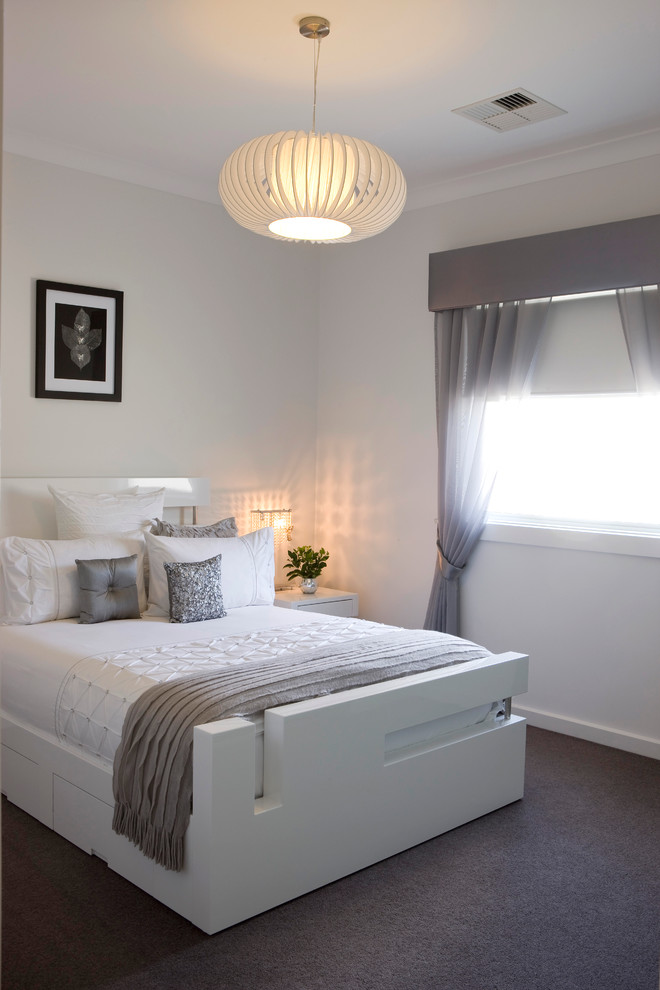 На фото: гостевая спальня (комната для гостей) в современном стиле с белыми стенами и ковровым покрытием