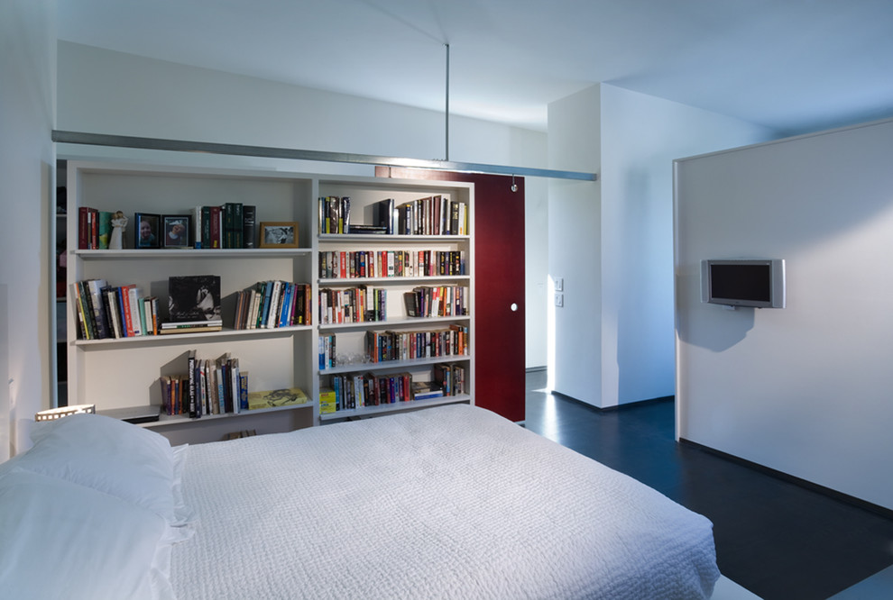 Источник вдохновения для домашнего уюта: спальня в стиле модернизм с белыми стенами