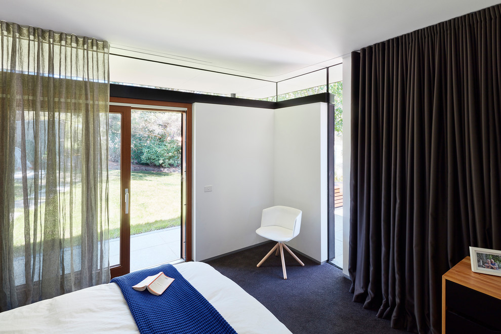 Mid-Century Schlafzimmer mit Teppichboden in Melbourne