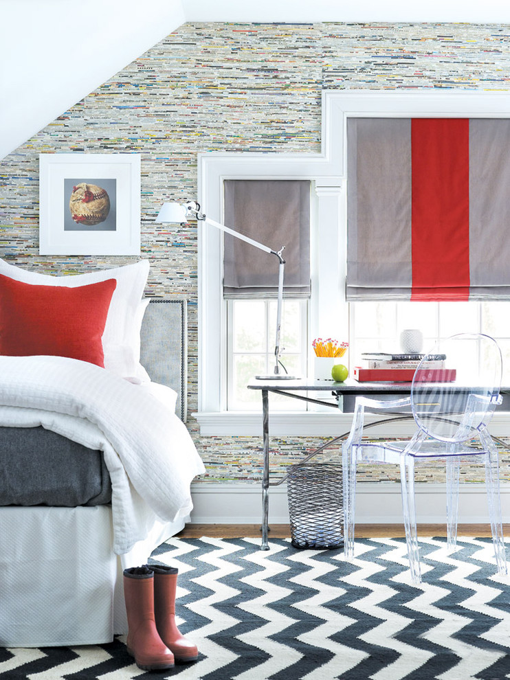 Diseño de habitación de invitados tradicional renovada grande sin chimenea con paredes multicolor y suelo de madera en tonos medios