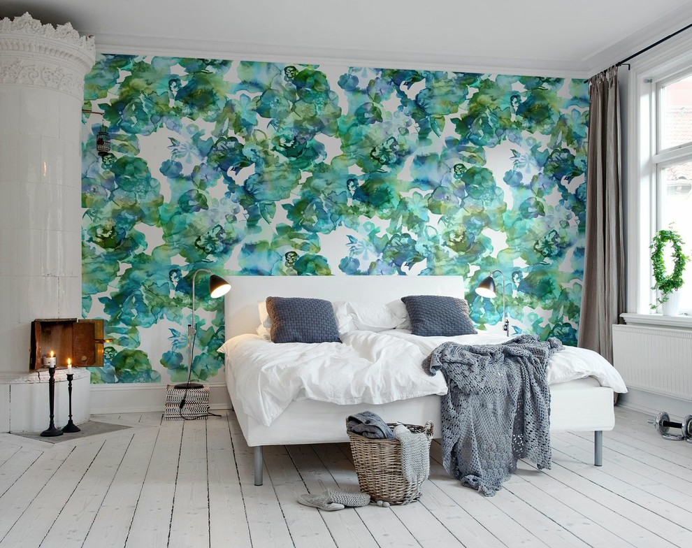 На фото: спальня в современном стиле с разноцветными стенами и белым полом с