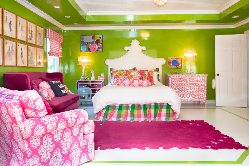 Ispirazione per una camera da letto tropicale con pareti verdi, pavimento in legno verniciato e nessun camino