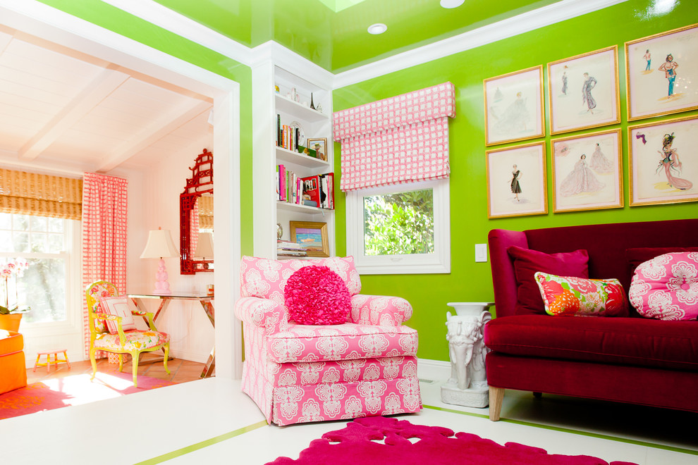 Idee per una camera da letto tropicale con pareti verdi, pavimento in legno verniciato e nessun camino