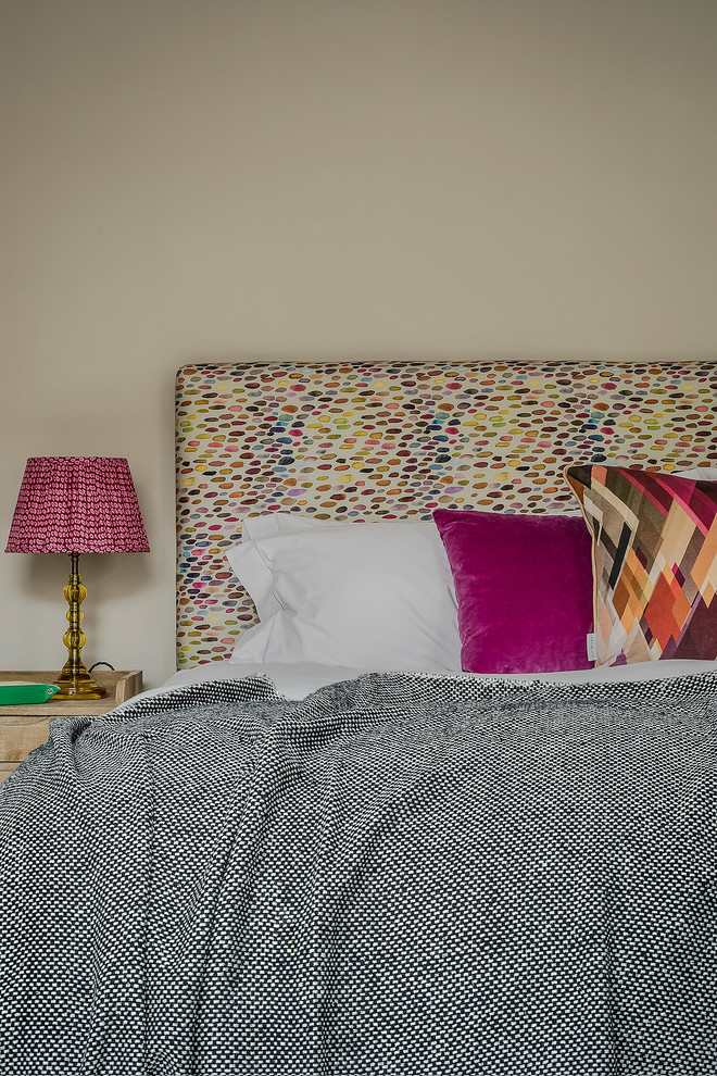 Kleines Klassisches Hauptschlafzimmer mit beiger Wandfarbe, Teppichboden und grauem Boden in London