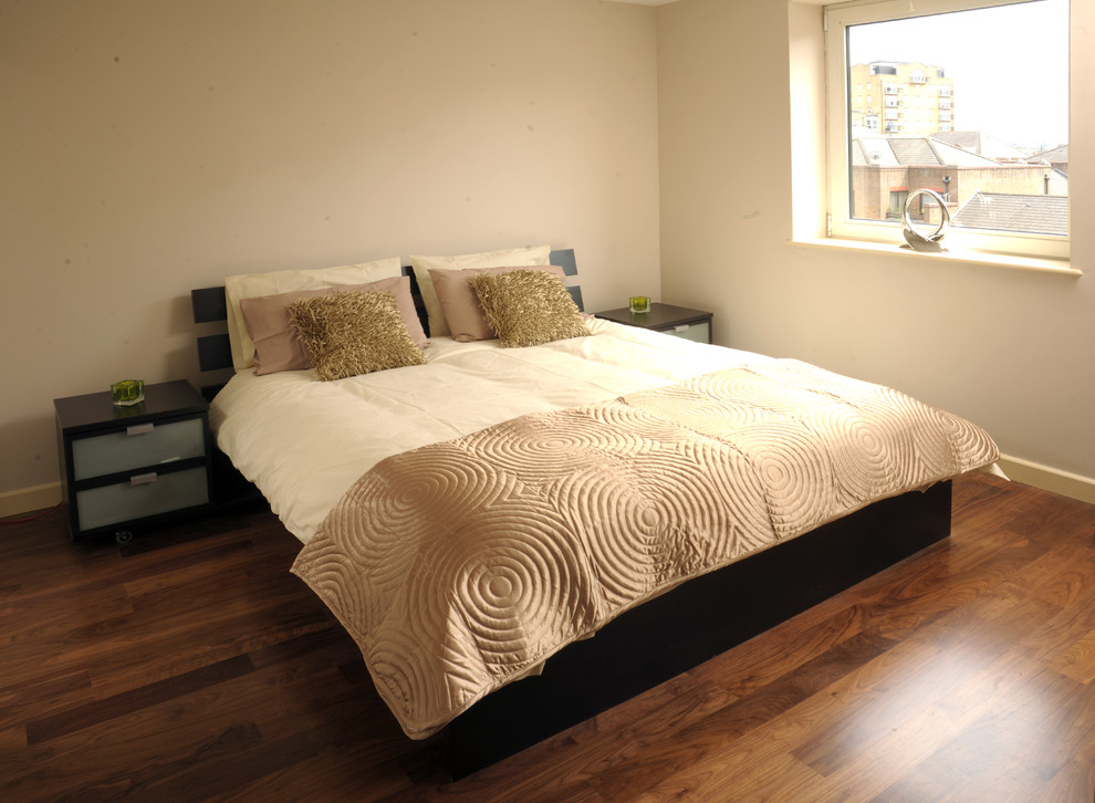 Foto de dormitorio principal contemporáneo grande con paredes marrones y suelo de madera oscura