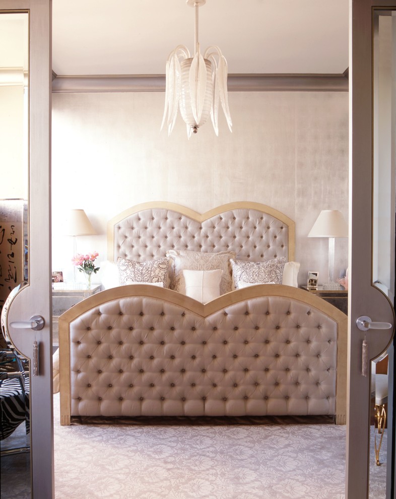 Imagen de dormitorio contemporáneo con paredes beige
