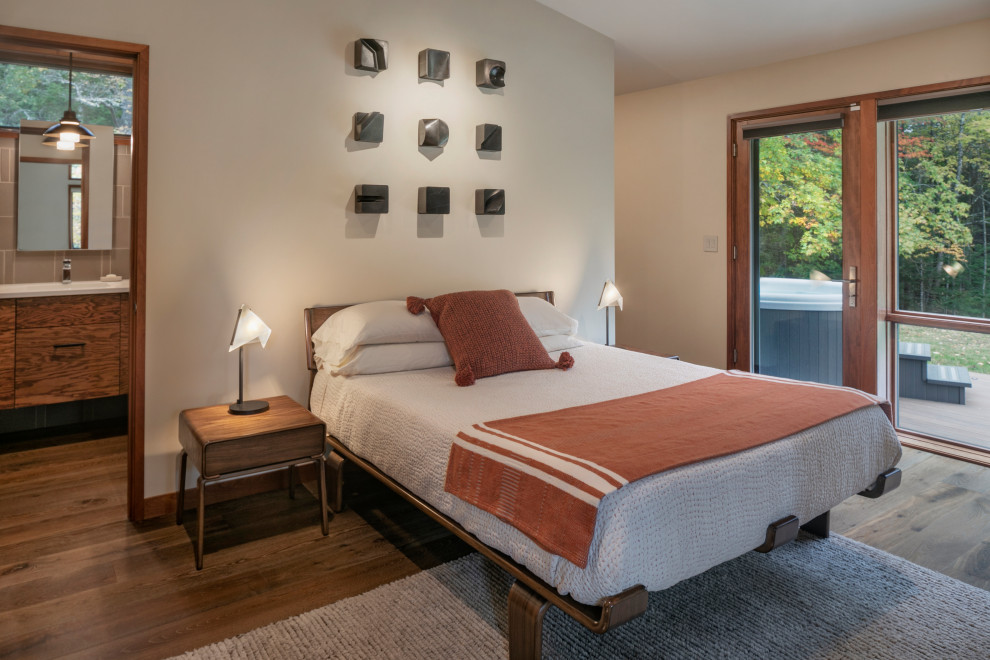 Пример оригинального дизайна: хозяйская спальня среднего размера в стиле ретро с белыми стенами и паркетным полом среднего тона без камина
