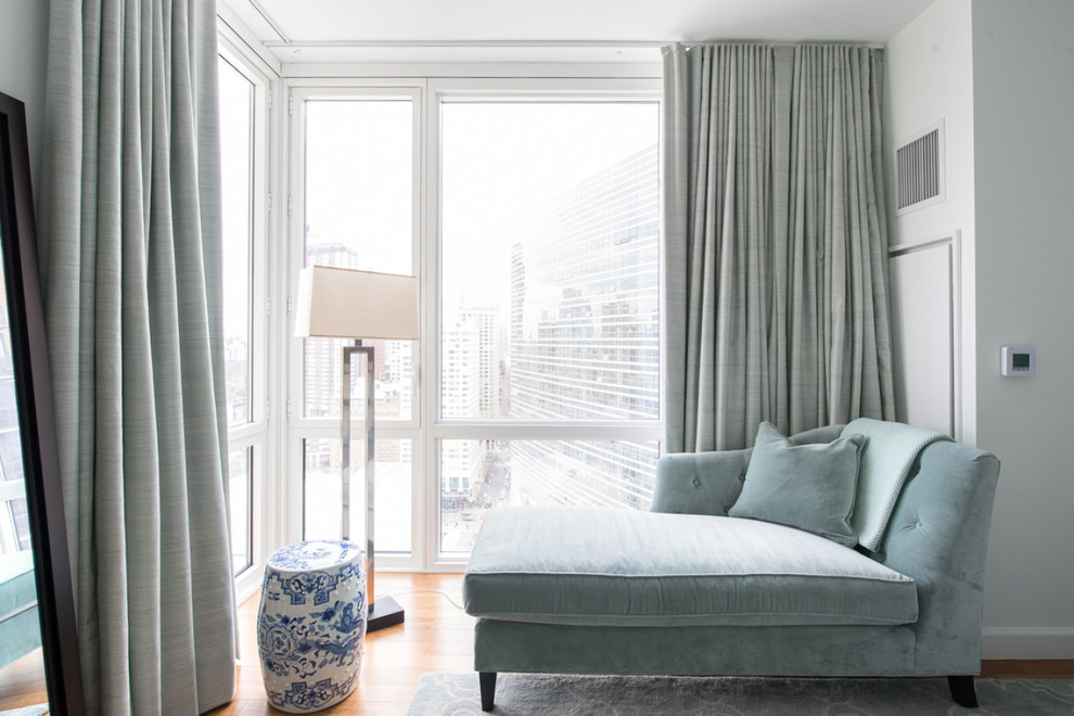 На фото: хозяйская спальня среднего размера в стиле ретро с синими стенами и ковровым покрытием без камина с