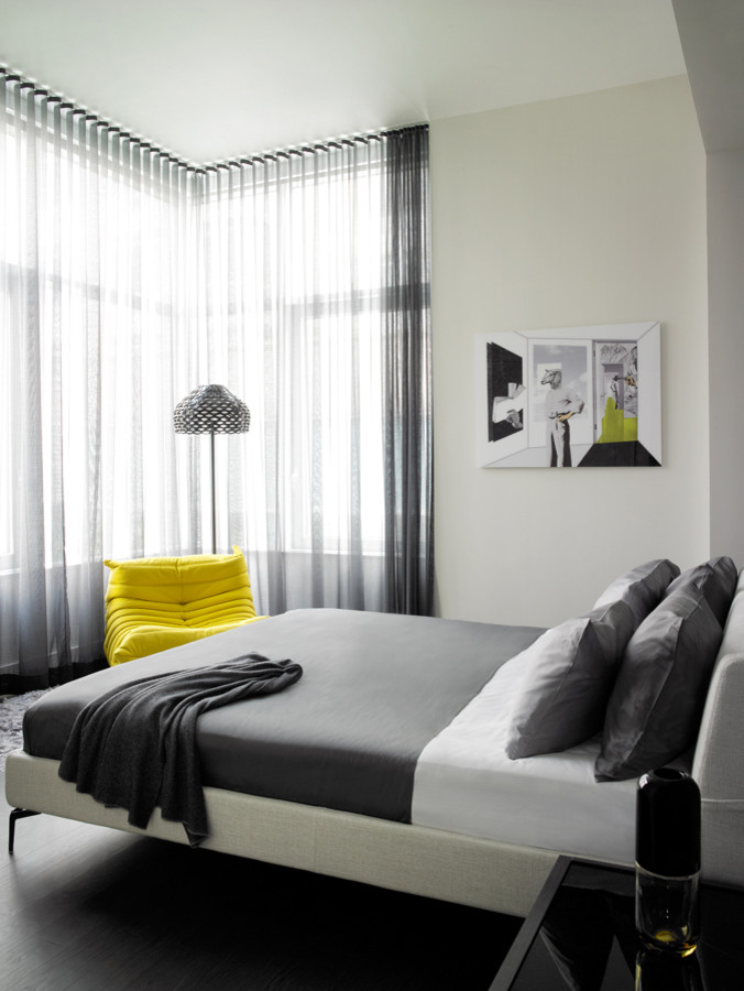 Idee per una camera matrimoniale minimal di medie dimensioni con pareti bianche, parquet scuro e pavimento marrone