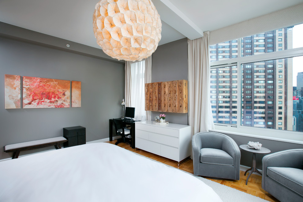 Modelo de dormitorio principal minimalista de tamaño medio sin chimenea con paredes grises y moqueta