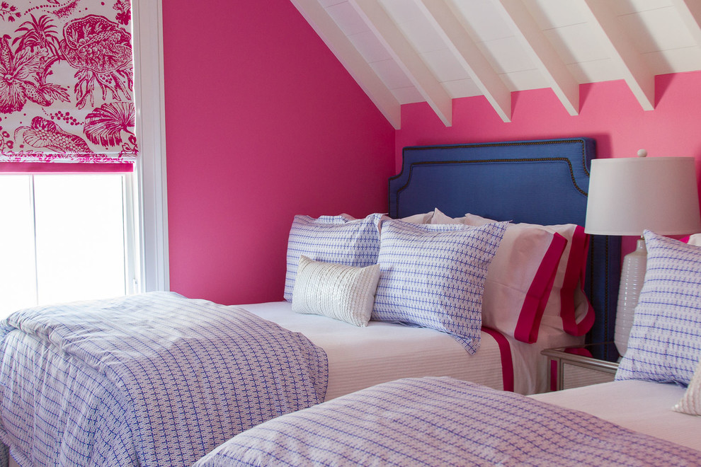 Стильный дизайн: гостевая спальня среднего размера, (комната для гостей) в морском стиле с розовыми стенами и темным паркетным полом без камина - последний тренд