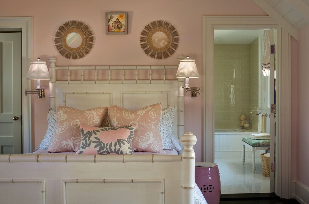 На фото: гостевая спальня среднего размера, (комната для гостей) в морском стиле с розовыми стенами и темным паркетным полом