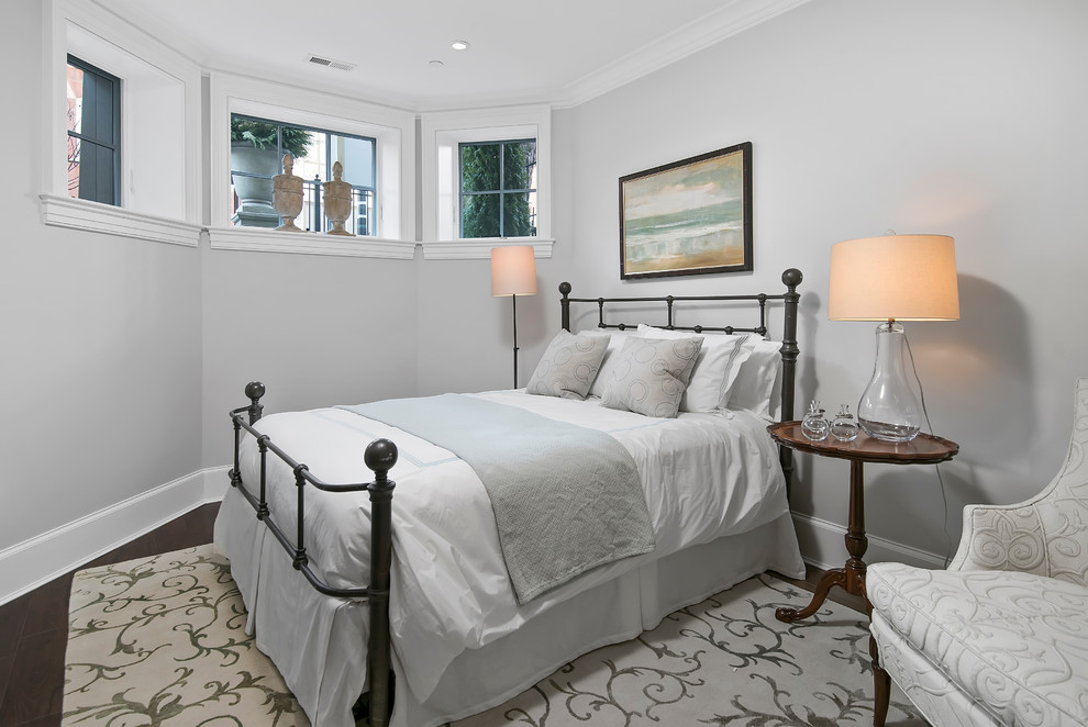 Свежая идея для дизайна: гостевая спальня (комната для гостей), среднего размера в классическом стиле с серыми стенами и паркетным полом среднего тона - отличное фото интерьера