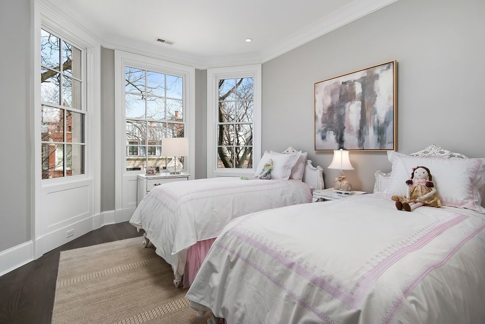Imagen de dormitorio clásico renovado de tamaño medio con paredes beige y suelo de madera oscura