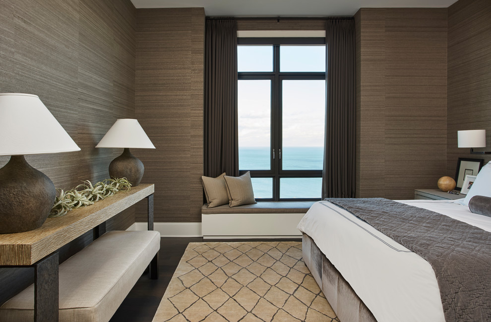 Imagen de dormitorio principal minimalista de tamaño medio sin chimenea con paredes marrones y suelo de madera oscura