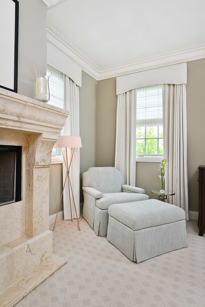 Imagen de dormitorio clásico renovado con paredes grises y moqueta