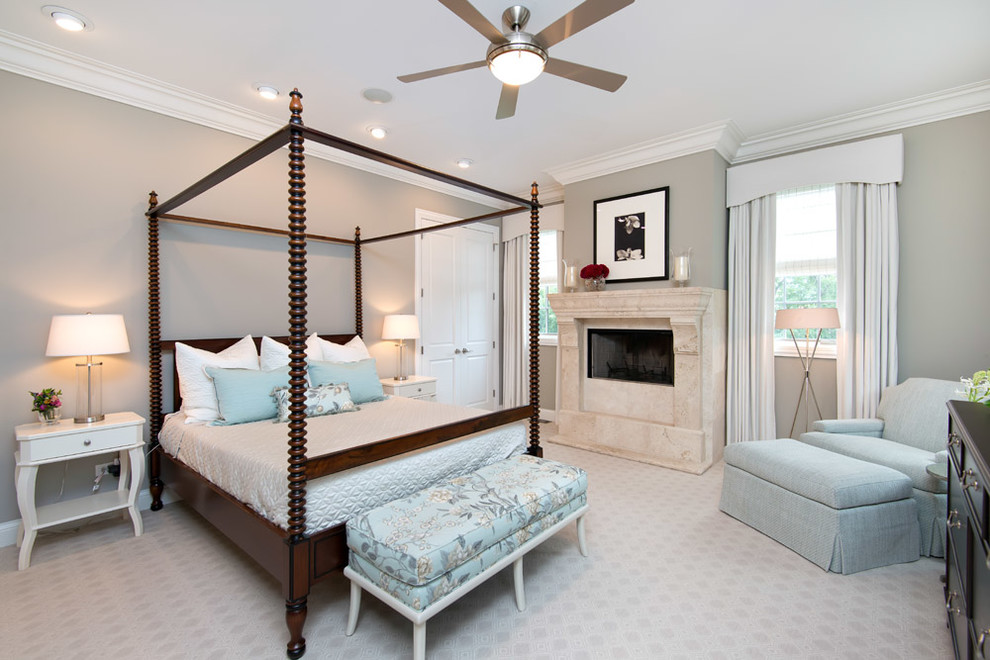 Источник вдохновения для домашнего уюта: спальня в стиле неоклассика (современная классика) с серыми стенами, ковровым покрытием и горизонтальным камином