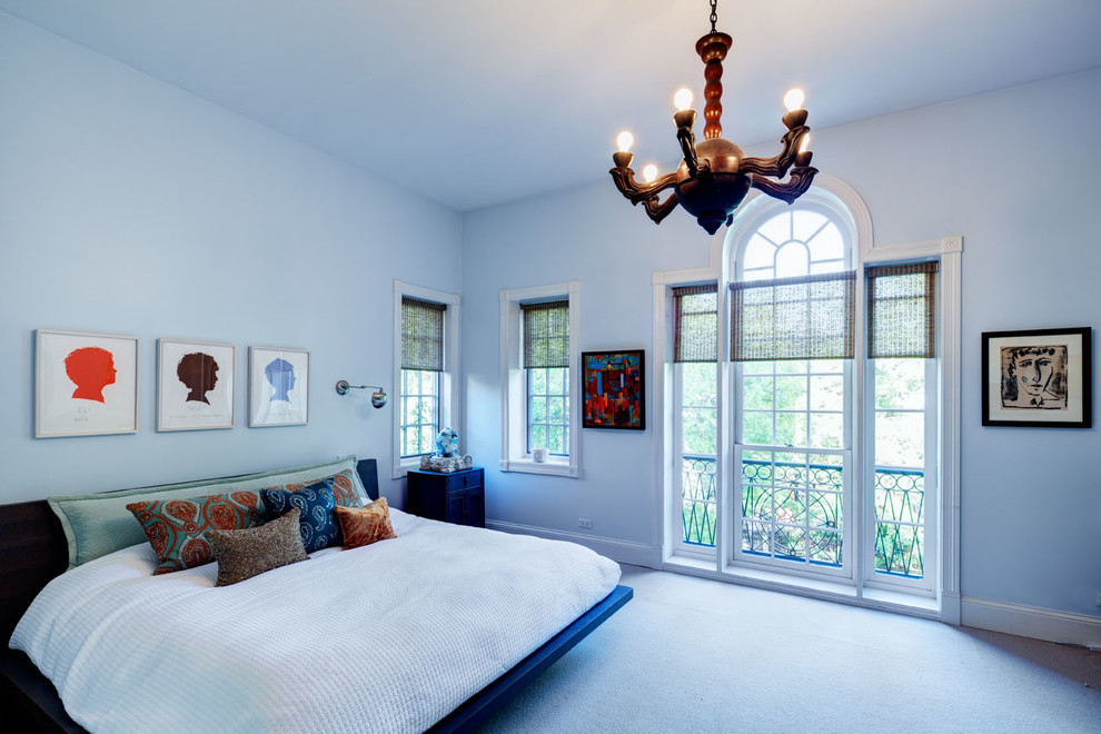 Immagine di una camera da letto contemporanea con pareti blu