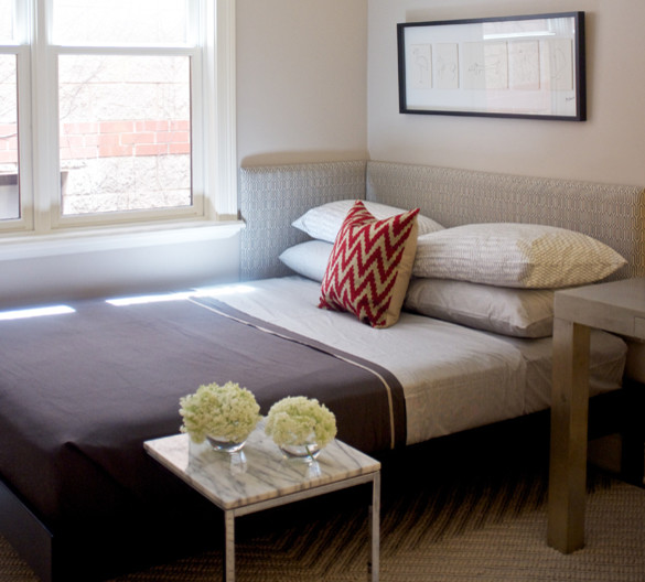 Imagen de habitación de invitados minimalista pequeña con paredes beige
