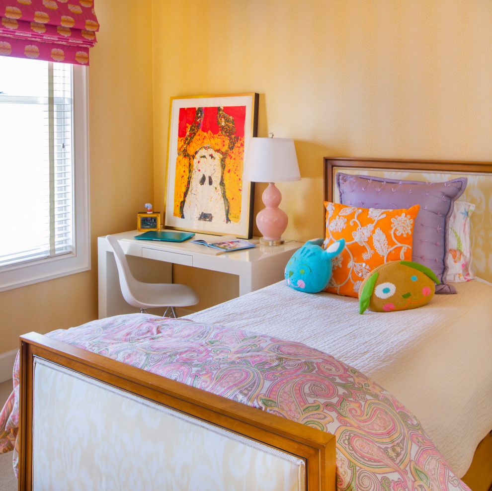 Immagine di una piccola camera degli ospiti chic con pareti gialle, moquette, pavimento beige e carta da parati