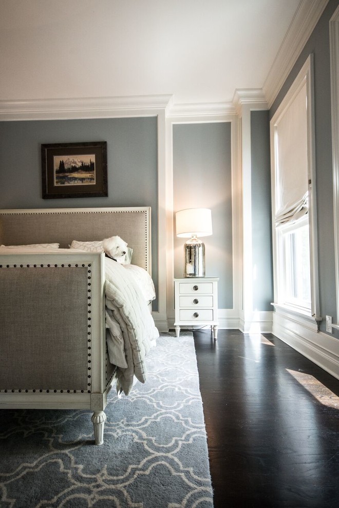 Источник вдохновения для домашнего уюта: большая хозяйская спальня в стиле фьюжн с синими стенами и темным паркетным полом