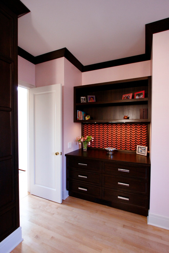 Réalisation d'une chambre d'amis design de taille moyenne avec parquet clair, un mur rose et aucune cheminée.