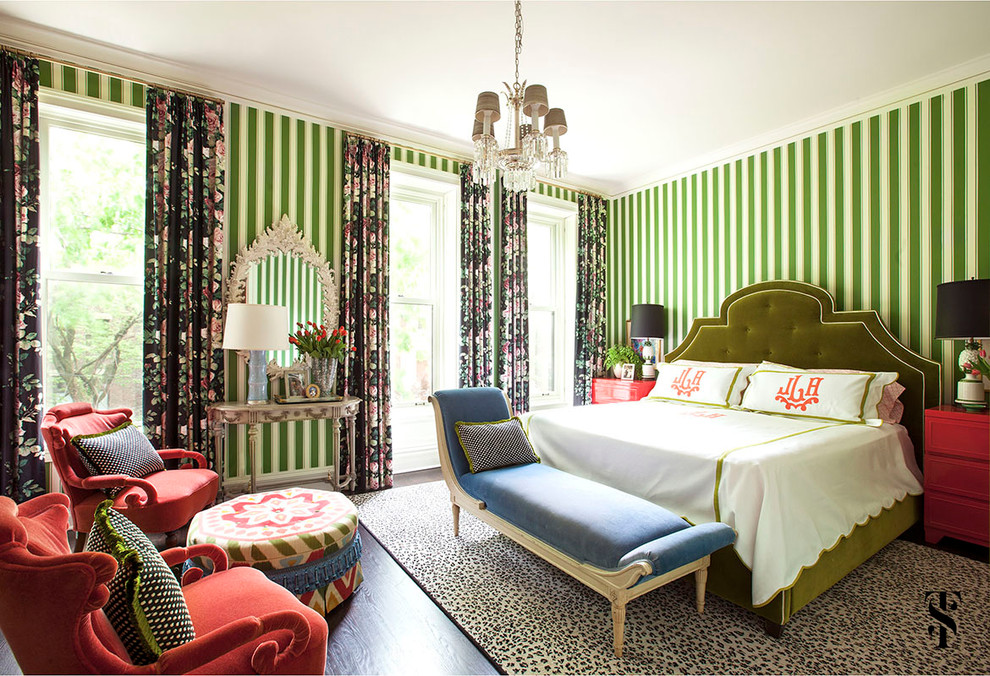 Geräumiges Klassisches Hauptschlafzimmer mit grüner Wandfarbe, dunklem Holzboden, Kamin und Kaminumrandung aus Holz in Chicago