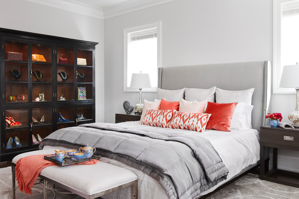 Идея дизайна: большая хозяйская спальня в стиле неоклассика (современная классика) с серыми стенами, темным паркетным полом и коричневым полом без камина