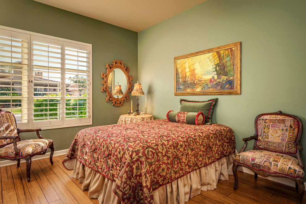 フェニックスにある中くらいなトラディショナルスタイルのおしゃれな客用寝室 (緑の壁、濃色無垢フローリング、暖炉なし) のインテリア