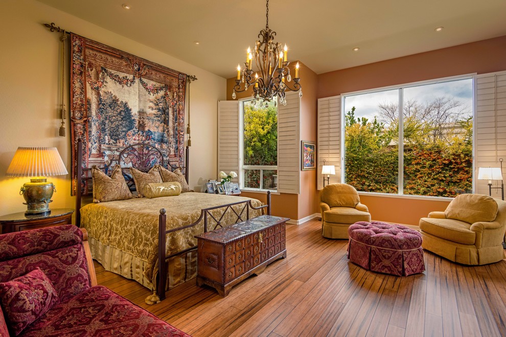 フェニックスにある広いトラディショナルスタイルのおしゃれな主寝室 (ベージュの壁、濃色無垢フローリング、暖炉なし)