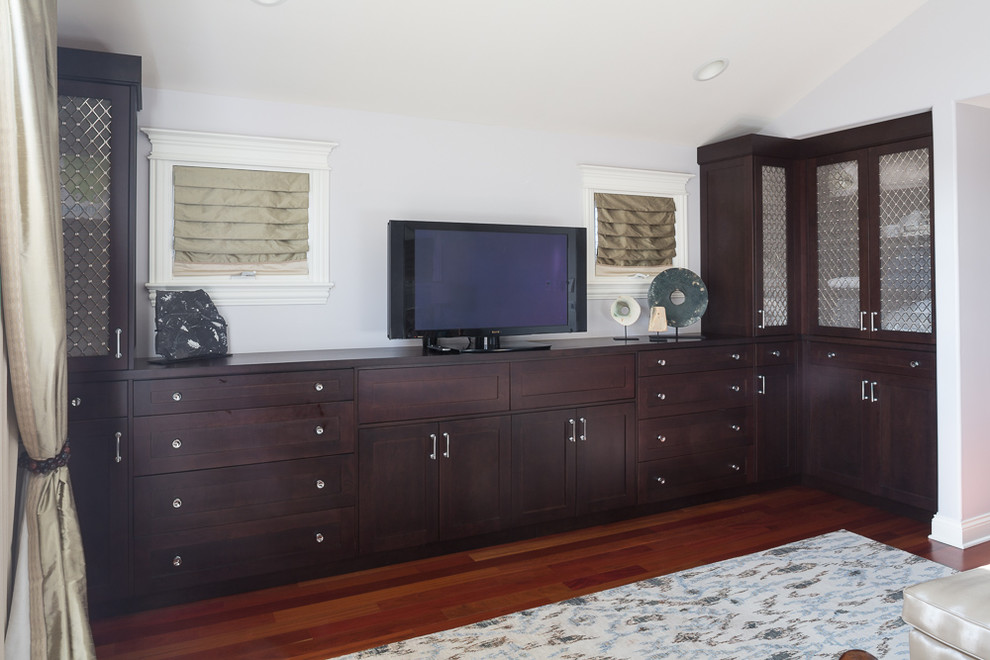 Ejemplo de dormitorio principal tradicional renovado grande con paredes grises y suelo de madera en tonos medios