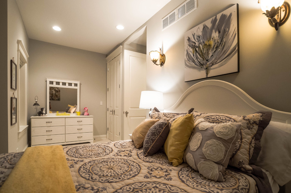 Imagen de habitación de invitados tradicional renovada con paredes grises y moqueta