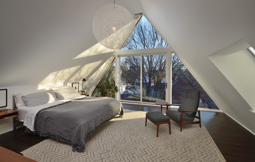 Идея дизайна: хозяйская спальня в современном стиле с белыми стенами и темным паркетным полом без камина