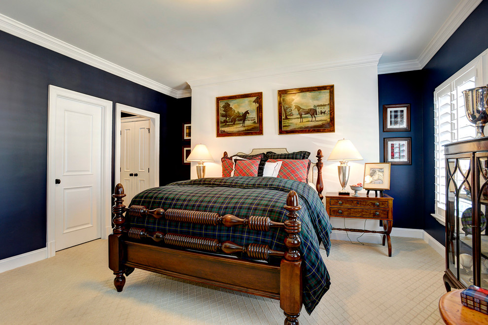 Foto på ett vintage gästrum, med blå väggar, heltäckningsmatta och beiget golv