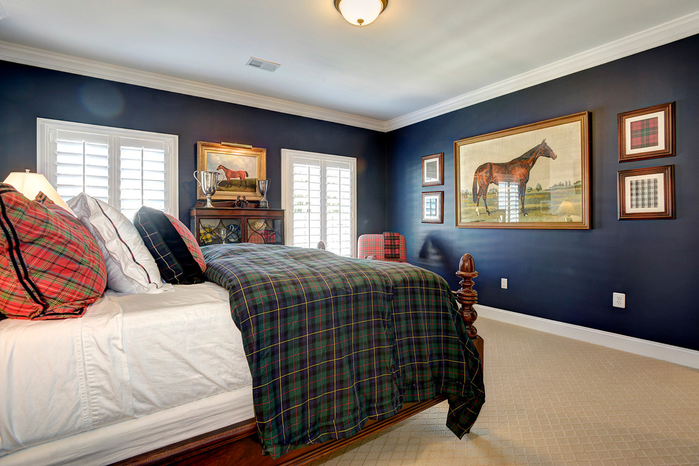 Klassisches Gästezimmer mit blauer Wandfarbe, Teppichboden und beigem Boden in Washington, D.C.
