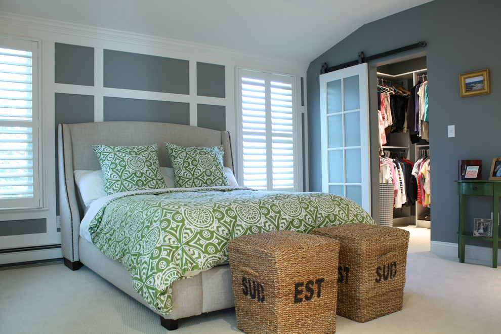 Ejemplo de dormitorio principal clásico renovado con paredes grises y moqueta