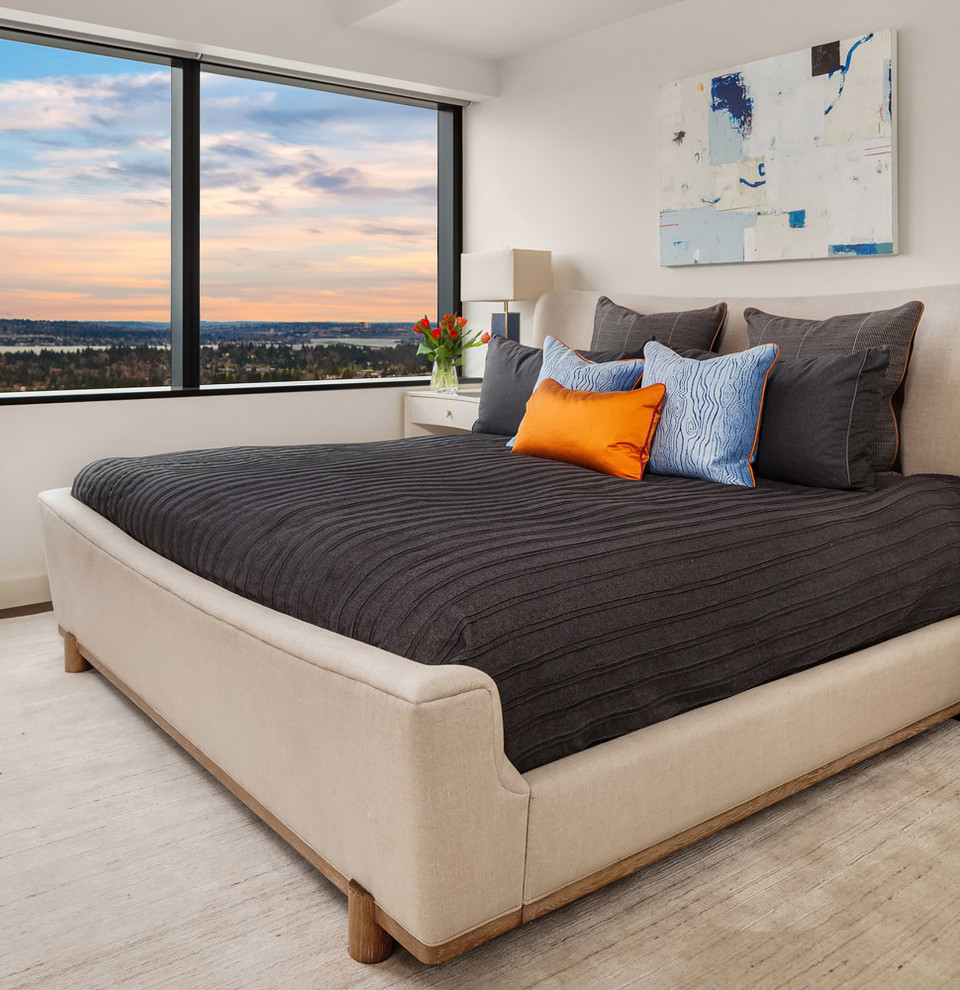 Modernes Schlafzimmer mit beiger Wandfarbe, Teppichboden und beigem Boden in Seattle