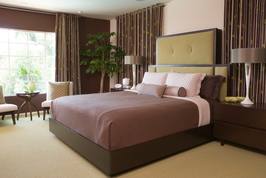 Foto de dormitorio principal moderno grande sin chimenea con paredes beige, moqueta y suelo beige